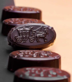 شکلات بن بن کالسکه با مغزی اسنیکرز